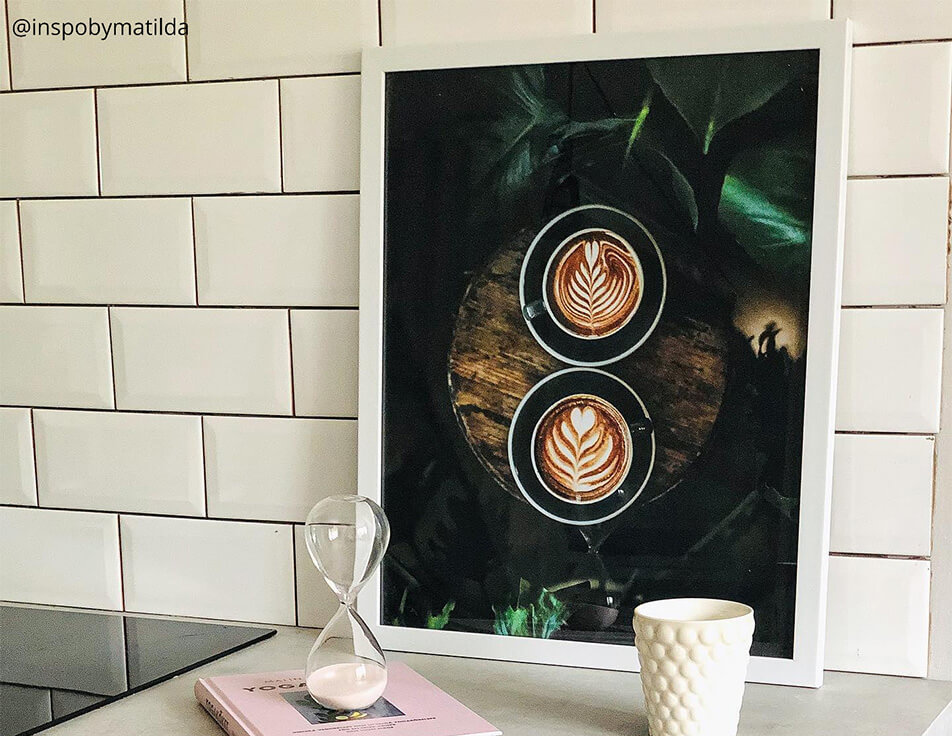 Kökstavla med kaffekoppar mot vitt kakel - Köksinredning